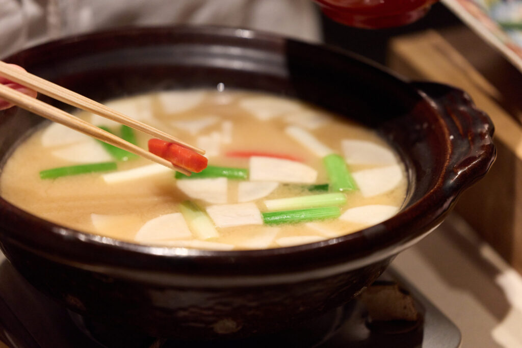 私の大好きな「猪みそ鍋」。写真文：原田アンナベル聖子 (『KOMB』シェフ＆オーナー) #4 | 野菜が温まったかを確認する。