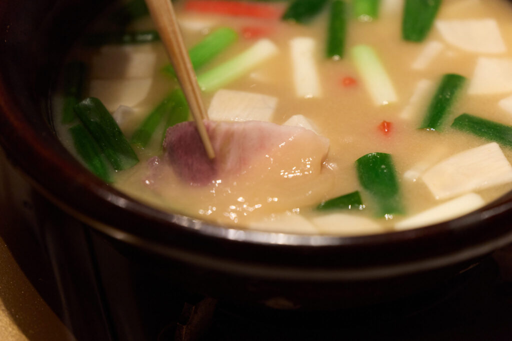 私の大好きな「猪みそ鍋」。写真文：原田アンナベル聖子 (『KOMB』シェフ＆オーナー) #4 | 猪肉をしっかり目にしゃぶしゃぶして、出来上がり。