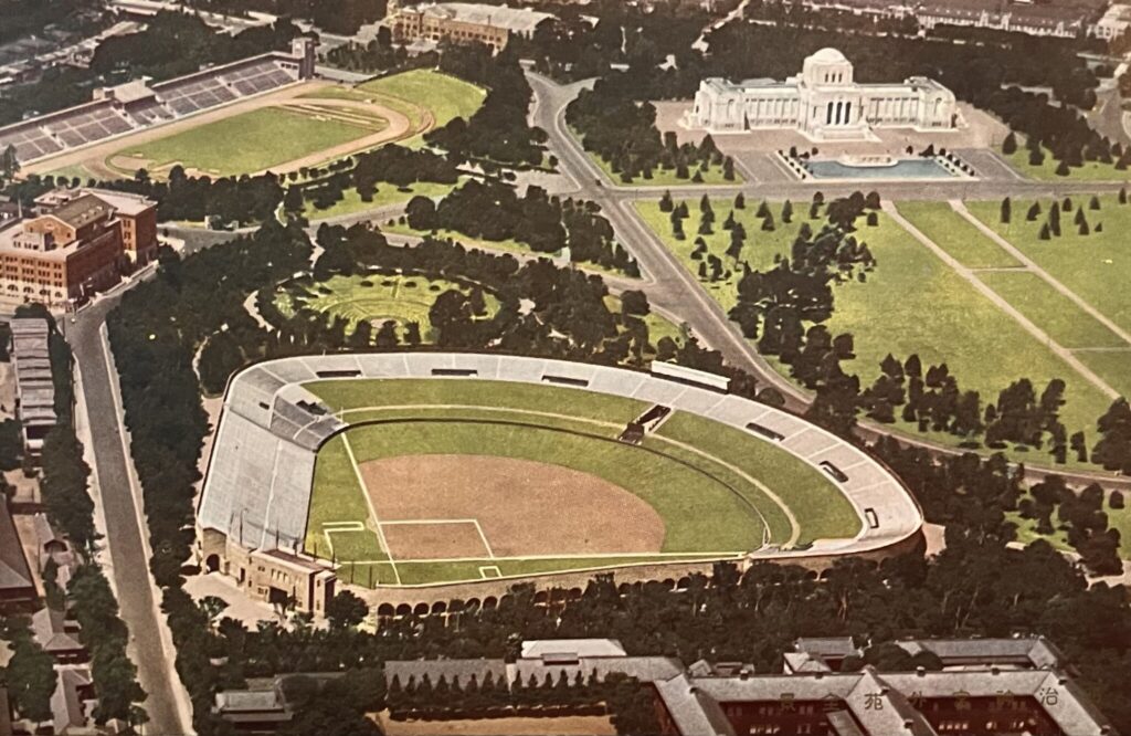 戦前の明治神宮外苑。手前が野球場、右手奥が聖徳記念絵画館。※絵葉書、筆者所蔵