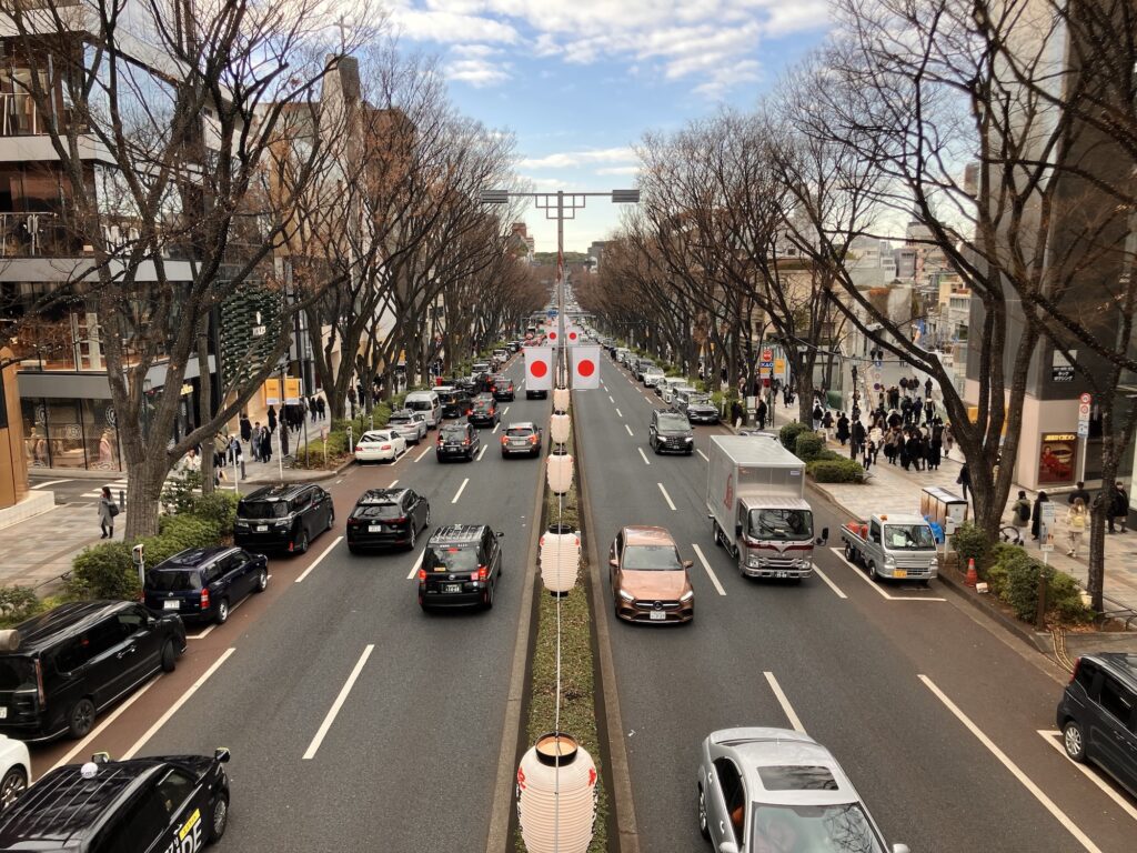 年末の表参道。中央分離帯には国旗と提灯が飾られていた。