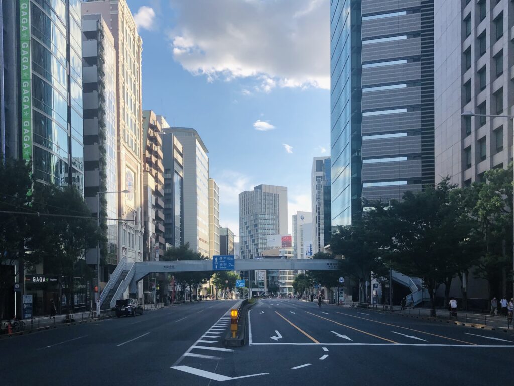 青山通り。1964年のオリンピックの際に拡幅され、現在はオフィスビルや商業ビルが建ち並ぶ。