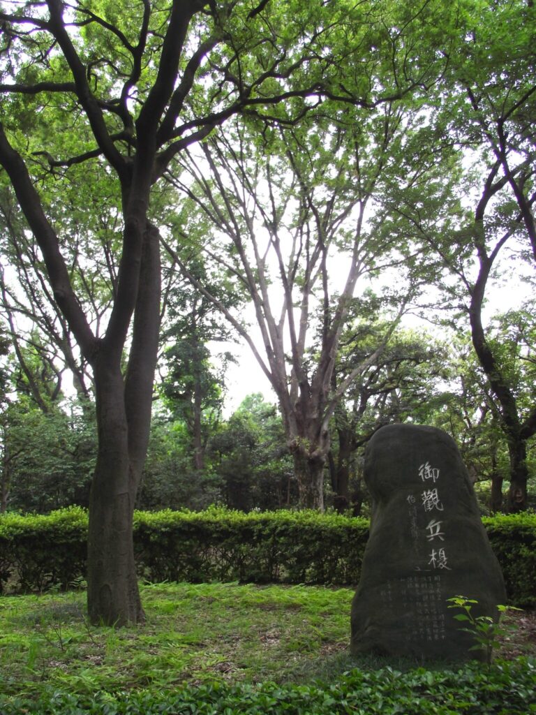 明治天皇が閲兵した場所にある石碑と「御観兵榎」。