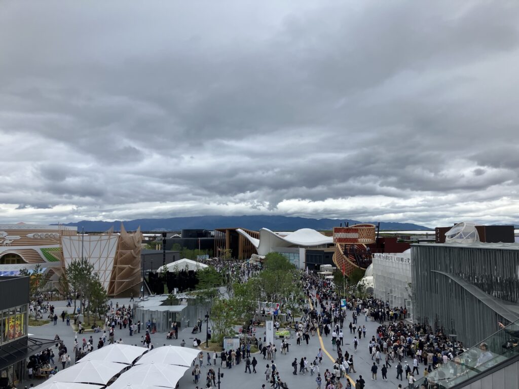 2025年5月、大阪・関西万博の様子。この頃はまだ比較的空いていた。