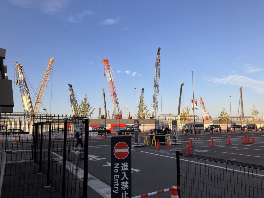2025年9月、万博会場に隣接する敷地で稼働するたくさんのクレーン。