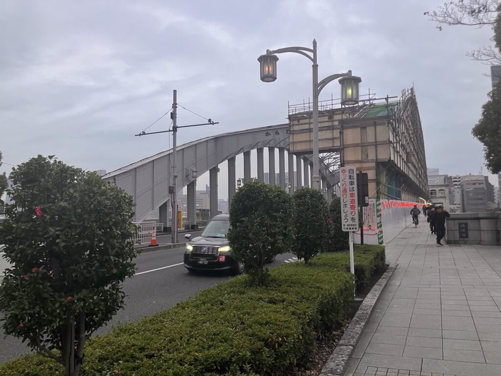 2025年12月、修復工事中の勝鬨橋。