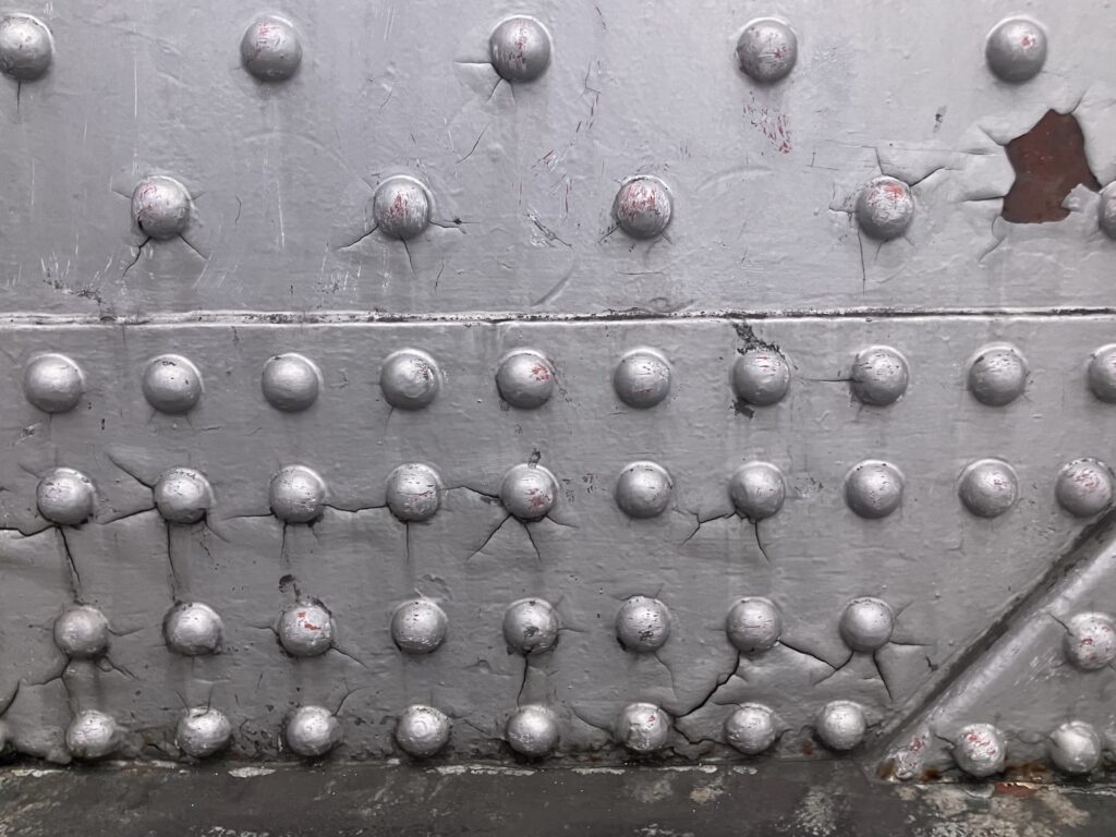 勝鬨橋では鋼板を接合するために、大量のリベット鋲が打ち込まれている。