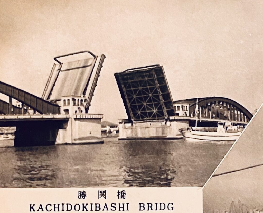 中央部が跳ね上がった状態の勝鬨橋。※絵葉書、筆者所蔵
