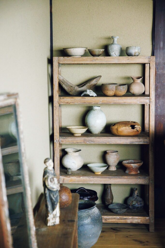 選び抜いた古物のひとつとして存在する家。ギャラリー『kankakari』主宰の鈴木良さんが住む築100年の京町家。 | 弥生土器、フランスの農具、朝鮮の古い壺、中国陶器、作家から贈られた作品など、大切なものが並ぶ棚はリビングの一角に。 選び抜いた古物のひとつとして存在する家。ギャラリー『kankakari』主宰の鈴木良さんが住む築100年の京町家。 | 弥生土器、フランスの農具、朝鮮の古い壺、中国陶器、作家から贈られた作品など、大切なものが並ぶ棚はリビングの一角に。