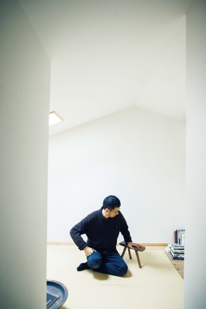 選び抜いた古物のひとつとして存在する家。ギャラリー『kankakari』主宰の鈴木良さんが住む築100年の京町家。 | インスピレーションの源になるアートブックなどが置かれた屋根裏部屋。「冬は暖かくなるこの部屋で過ごす時間も増えます」 選び抜いた古物のひとつとして存在する家。ギャラリー『kankakari』主宰の鈴木良さんが住む築100年の京町家。 | インスピレーションの源になるアートブックなどが置かれた屋根裏部屋。「冬は暖かくなるこの部屋で過ごす時間も増えます」