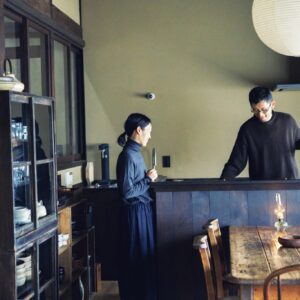 選び抜いた古物のひとつとして存在する家。ギャラリー『kankakari』主宰の鈴木良さんが住む築100年の京町家。 選び抜いた古物のひとつとして存在する家。ギャラリー『kankakari』主宰の鈴木良さんが住む築100年の京町家。