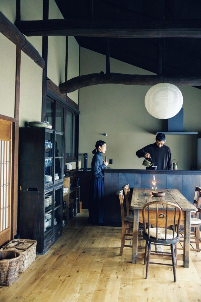 選び抜いた古物のひとつとして存在する家。ギャラリー『kankakari』主宰の鈴木良さんが住む築100年の京町家。 | ウォールナットを染めたカウンターが空間を緩やかに分けている。左手前が収納として活躍する〈ライト アンド ウィル〉の樹皮籠。グラス類はフランスと日本のものが中心。 選び抜いた古物のひとつとして存在する家。ギャラリー『kankakari』主宰の鈴木良さんが住む築100年の京町家。 | ウォールナットを染めたカウンターが空間を緩やかに分けている。左手前が収納として活躍する〈ライト アンド ウィル〉の樹皮籠。グラス類はフランスと日本のものが中心。