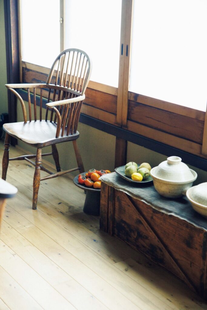 選び抜いた古物のひとつとして存在する家。ギャラリー『kankakari』主宰の鈴木良さんが住む築100年の京町家。 | 「猫がいるため花ではなく果物で空間に色を」と真実さん。土鍋は石井直人の作。 選び抜いた古物のひとつとして存在する家。ギャラリー『kankakari』主宰の鈴木良さんが住む築100年の京町家。 | 「猫がいるため花ではなく果物で空間に色を」と真実さん。土鍋は石井直人の作。