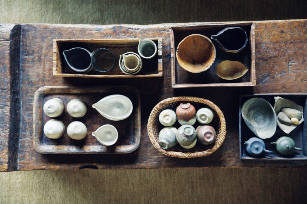 選び抜いた古物のひとつとして存在する家。ギャラリー『kankakari』主宰の鈴木良さんが住む築100年の京町家。 | 籠や盆、箱に収まる姿も美しい。矢野義憲の箱には茶道具。中沢学の角盆に古い茶壺など(右下)、渡辺隆之の銀彩茶器(左下)、あけび蔓細工職人、中川原信一の籠に入った森岡成好の杯(中央下)。 選び抜いた古物のひとつとして存在する家。ギャラリー『kankakari』主宰の鈴木良さんが住む築100年の京町家。 | 籠や盆、箱に収まる姿も美しい。矢野義憲の箱には茶道具。中沢学の角盆に古い茶壺など(右下)、渡辺隆之の銀彩茶器(左下)、あけび蔓細工職人、中川原信一の籠に入った森岡成好の杯(中央下)。