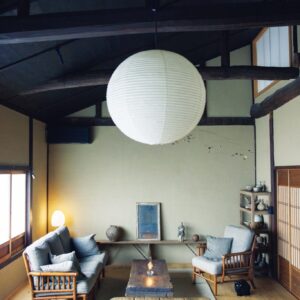 選び抜いた古物のひとつとして存在する家。ギャラリー『kankakari』主宰の鈴木良さんが住む築100年の京町家。 | 鈴木良さん、真実さんが暮らすキッチンから見るリビングの眺め。ソファは譲り受けたのち草木染の生地に張り替えている。床暖房を考慮し強さのあるオークを床材に。