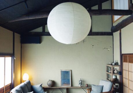 選び抜いた古物のひとつとして存在する家。ギャラリー『kankakari』主宰の鈴木良さんが住む築100年の京町家。 | 鈴木良さん、真実さんが暮らすキッチンから見るリビングの眺め。ソファは譲り受けたのち草木染の生地に張り替えている。床暖房を考慮し強さのあるオークを床材に。