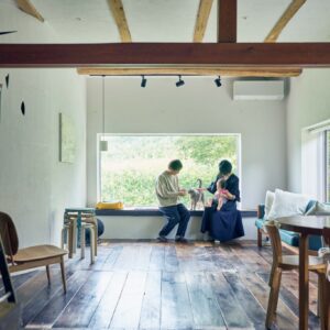 弧を描く白壁を、古民家暮らしの象徴に。〈JAPONISME〉運営の白石さん夫妻が住む築70年の家。 | リビングの大きな窓には腰掛けスペースも。白石達史さん、実果さんと1歳の与和(とわ)くん、愛猫のすず。 弧を描く白壁を、古民家暮らしの象徴に。〈JAPONISME〉運営の白石さん夫妻が住む築70年の家。 | リビングの大きな窓には腰掛けスペースも。白石達史さん、実果さんと1歳の与和(とわ)くん、愛猫のすず。