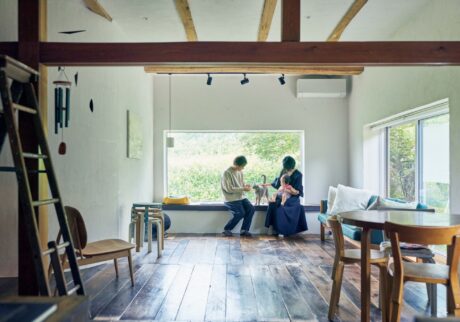 弧を描く白壁を、古民家暮らしの象徴に。〈JAPONISME〉運営の白石さん夫妻が住む築70年の家。 | リビングの大きな窓には腰掛けスペースも。白石達史さん、実果さんと1歳の与和（とわ）くん、愛猫のすず。