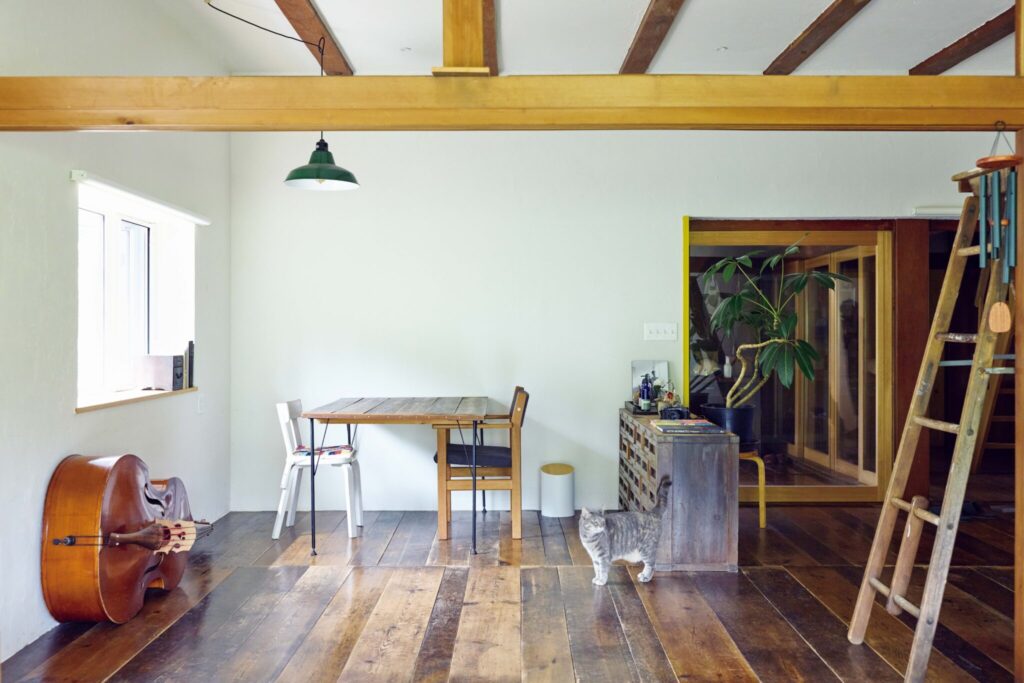 弧を描く白壁を、古民家暮らしの象徴に。〈JAPONISME〉運営の白石さん夫妻が住む築70年の家。 | 仕事の際は打ち合わせスペースを設けたり、パーティのときはフロアを広く使って飾り付けをしたりと、自由自在なレイアウトができるよう設計したリビング。