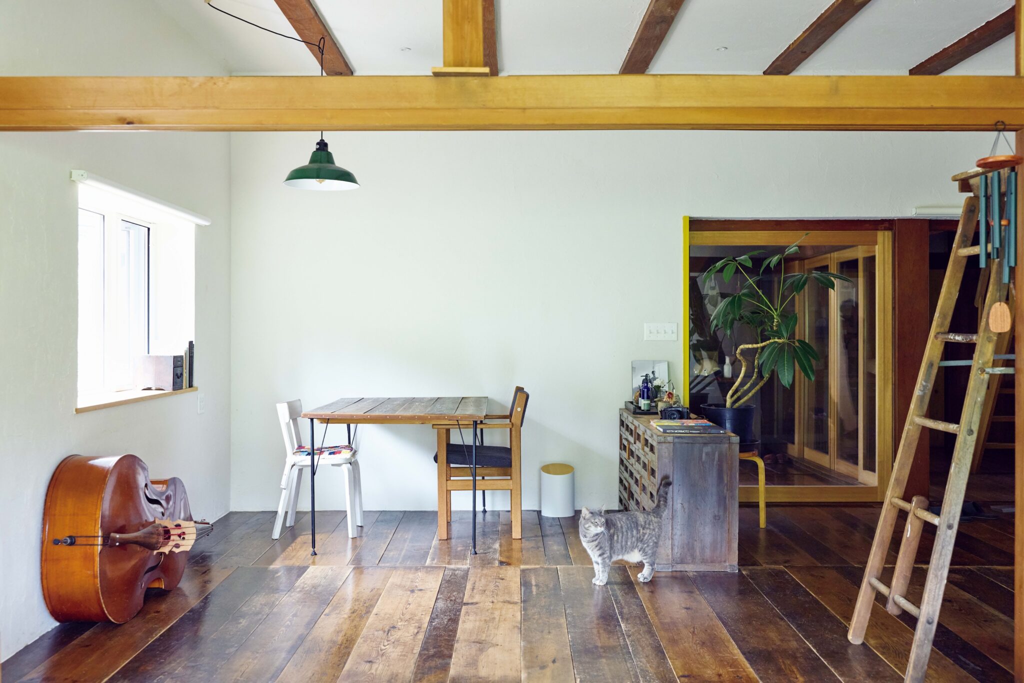 弧を描く白壁を、古民家暮らしの象徴に。〈JAPONISME〉運営の白石さん夫妻が住む築70年の家。 | 仕事の際は打ち合わせスペースを設けたり、パーティのときはフロアを広く使って飾り付けをしたりと、自由自在なレイアウトができるよう設計したリビング。