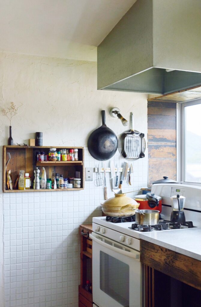 弧を描く白壁を、古民家暮らしの象徴に。〈JAPONISME〉運営の白石さん夫妻が住む築70年の家。 | キッチンのイメージを決めた〈アマナ〉のガスレンジ。おおらかさが好きで6か月もかけて個人輸入した。