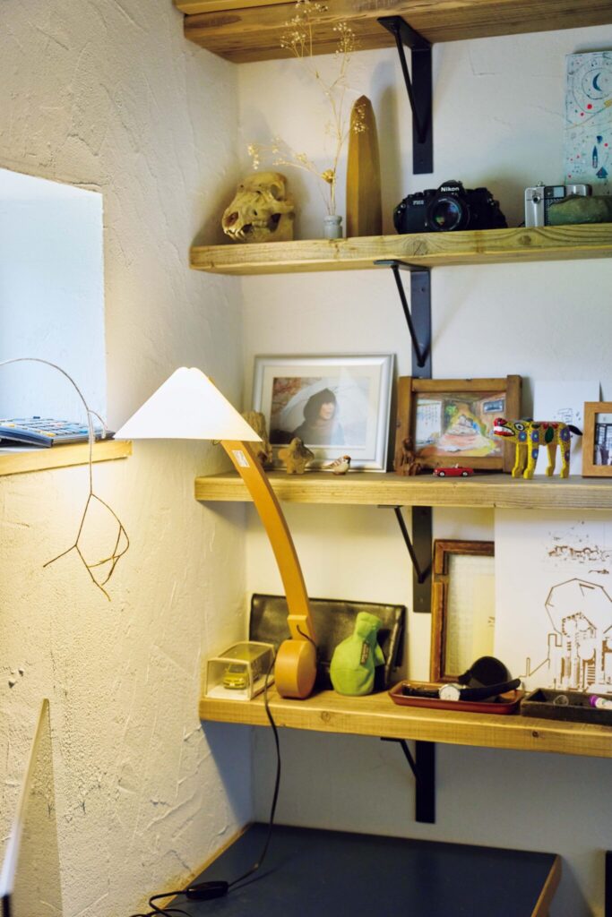 弧を描く白壁を、古民家暮らしの象徴に。〈JAPONISME〉運営の白石さん夫妻が住む築70年の家。 | 白壁の裏の小部屋のひとつ。照明は〈ドムス〉で統一。飛騨高山ジャズフェスティバルのオーガナイザーでもある達史さんはここで趣味のウッドベースを弾くことも。