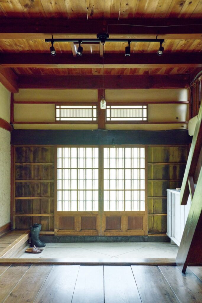 弧を描く白壁を、古民家暮らしの象徴に。〈JAPONISME〉運営の白石さん夫妻が住む築70年の家。 | 落ち着いた雰囲気の玄関は、ほぼ譲り受けた当時のままの姿を残す。