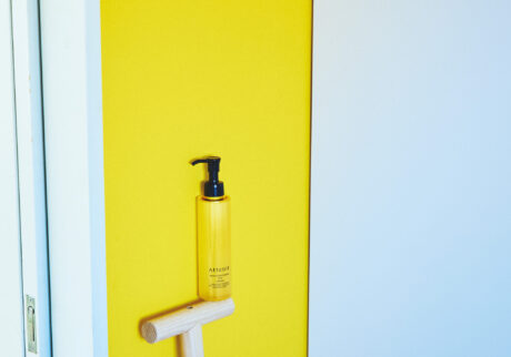 〈アテニア〉スキンクリア クレンズ オイル | Attenir | SKIN CLEAR CLEANSE OILエコパック（専用ホルダー別売り）も展開。香りは、リフレシングシトラス（写真）、ピースフルオレンジ、ローズリュクスのアロマタイプと、無香タイプがあり。スキンクリア クレンズ オイル レギュラーボトル 175㎖ ￥1,980（アテニア美容相談室 0120‒165‒333）