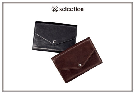 必需品をまとめて入れられる〈トゥティエ〉のトラベルウォレットを旅の相棒に。