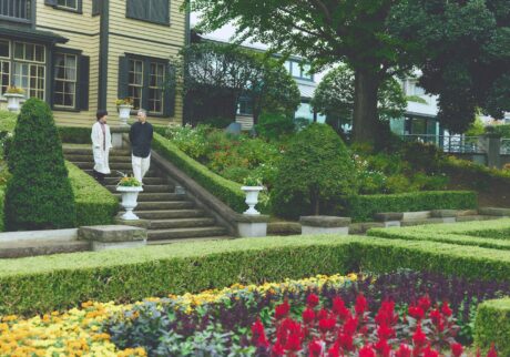 1880から1886年まで、イタリア領事館が置かれた『山手イタリア山庭園』 (横浜市中区山手町16) 。水や花壇を幾何学的に配したイタリア式の庭園には、四季折々の花が。澤田さん夫妻もよく散歩を楽しむという。 | 1880から1886年まで、イタリア領事館が置かれた『山手イタリア山庭園』（横浜市中区山手町16）。水や花壇を幾何学的に配したイタリア式の庭園には、四季折々の花が。澤田さん夫妻もよく散歩を楽しむという。