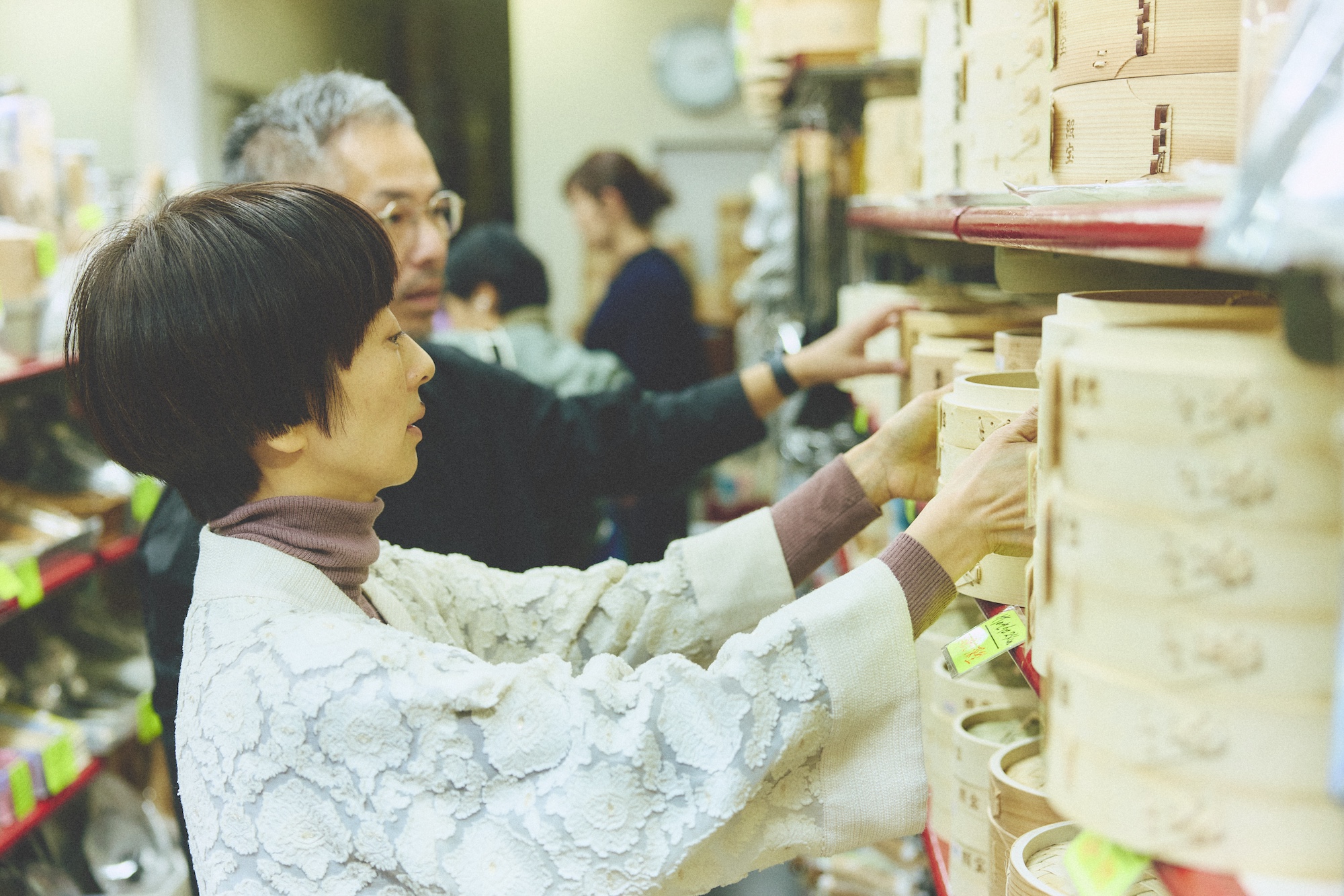 横浜に移住し、澤田さん夫妻が手に入れた調理道具が『照宝』 (横浜市中区山下町150) のせいろ。「そのまま食卓に出してもサマになるので、来客時のおもてなし用にあと２つくらい欲しいんです」と、佐恵子さんは今回の取材中にもせいろを買い足した。 | 横浜に移住し、澤田さん夫妻が手に入れた調理道具が『照宝』（横浜市中区山下町150）のせいろ。「そのまま食卓に出してもサマになるので、来客時のおもてなし用にあと２つくらい欲しいんです」と、佐恵子さんは今回の取材中にもせいろを買い足した。