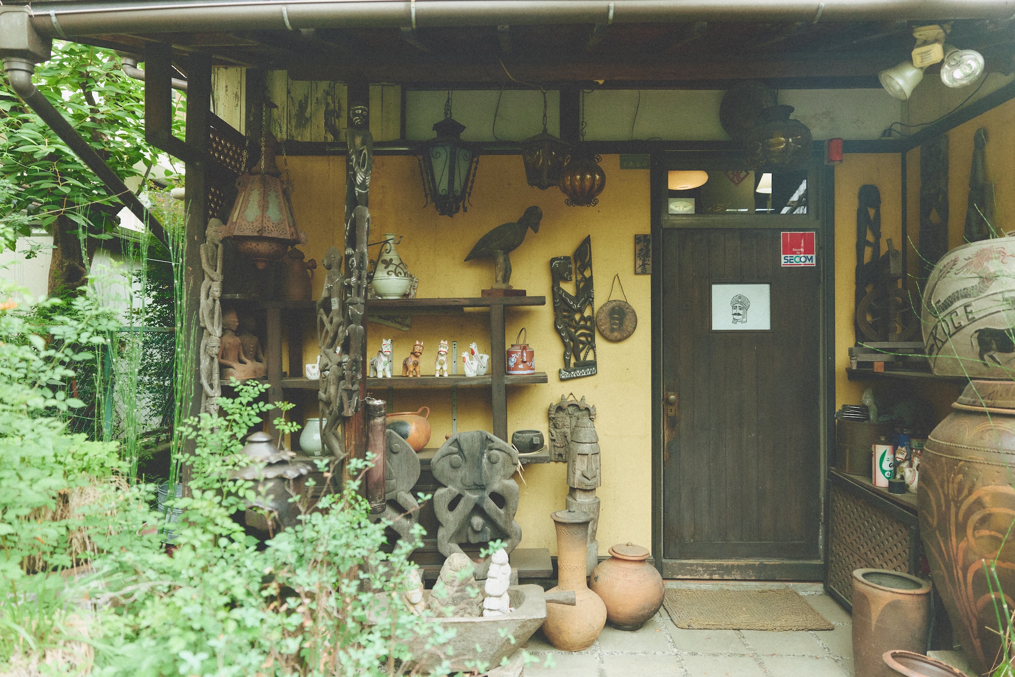 港の見える丘公園の横の坂道沿いにひっそりと佇む『巧藝舎』 (横浜市中区山手町184) 。輸入商だった今の店主の両親が、染色家の芹沢銈介や陶芸家の濱田庄司とも交流があり、彼らの助言によって、木造の民家をお客さんと落ち着いて話せるサロンのような店舗にしたという。 | 港の見える丘公園の横の坂道沿いにひっそりと佇む『巧藝舎』（横浜市中区山手町184）。輸入商だった今の店主の両親が、染色家の芹沢銈介や陶芸家の濱田庄司とも交流があり、彼らの助言によって、木造の民家をお客さんと落ち着いて話せるサロンのような店舗にしたという。