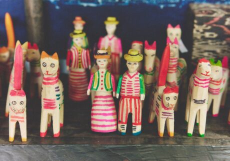 『巧藝舎』で扱っているのは世界各国の民芸品。「現地へ行かないと出合えないような面白いものがあるので、つい長居してしまう」と航さん。カラフルな人形は、ペルーの高地の街・ワンカイヨで作られている伝統的な木製玩具。