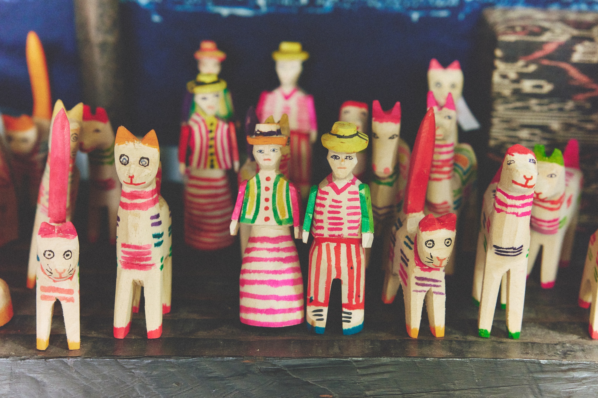 『巧藝舎』で扱っているのは世界各国の民芸品。「現地へ行かないと出合えないような面白いものがあるので、つい長居してしまう」と航さん。カラフルな人形は、ペルーの高地の街・ワンカイヨで作られている伝統的な木製玩具。