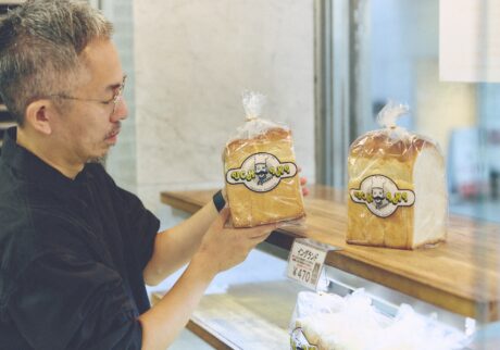 澤田家の朝食の定番が、1888年創業の『ウチキパン』 (横浜市中区元町1-50) の看板商品である食パン、イングランド (￥470) 。130年以上前からの伝統の製法を受け継ぎ、4日間かけてじっくりと発酵させる自家製のホップ種を使っている。 | 澤田家の朝食の定番が、1888年創業の『ウチキパン』（横浜市中区元町1-50）の看板商品である食パン、イングランド（￥470）。130年以上前からの伝統の製法を受け継ぎ、4日間かけてじっくりと発酵させる自家製のホップ種を使っている。