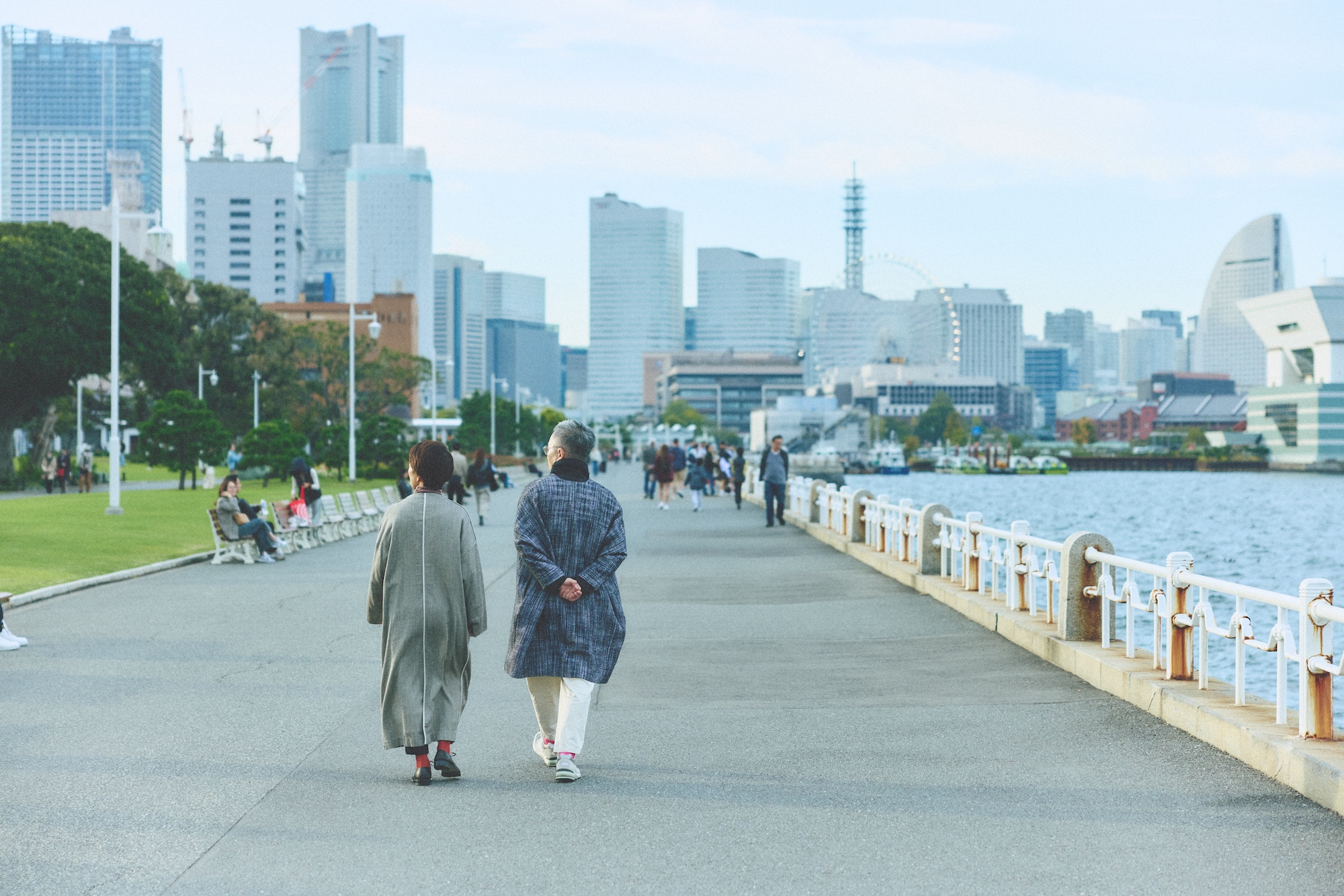 みなとみらいのビル群や横浜マリンタワー、横浜ベイブリッジ、そして港を行き交う船が眺められ、横浜を象徴する場所である山下公園を散歩。「横浜らしい風景を楽しむ定番スポットは、やっぱりここですよね」と佐恵子さん。