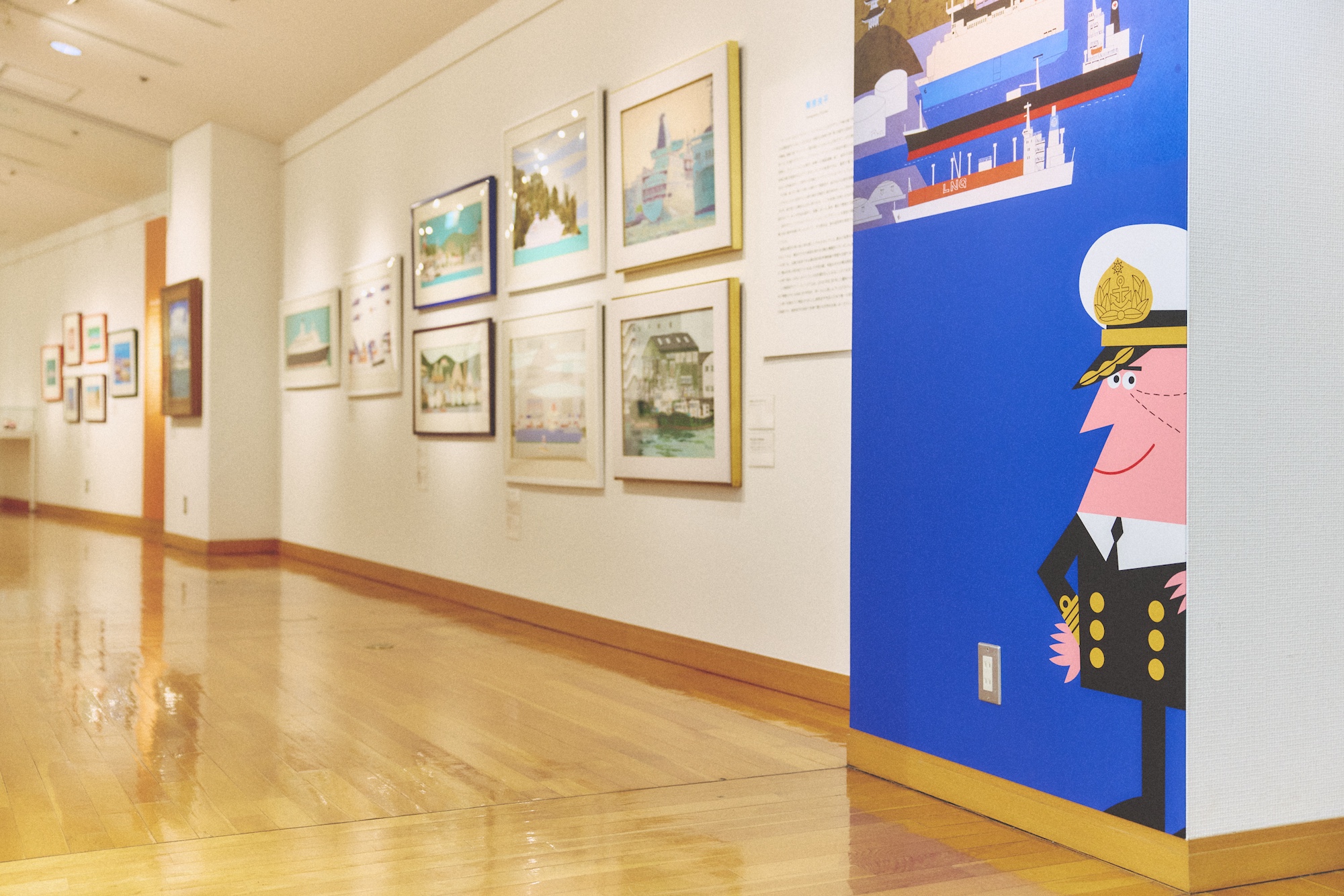 『横浜みなと博物館』内の『柳原良平アートミュージアム』 (横浜市西区みなとみらい2-1-1) 。アンクルトリスや船の絵で知られる、柳原良平のイラストや油彩画などの作品を展示。常設だけでなく、年に1、2回、ミニ展示も。 | 『横浜みなと博物館』内の『柳原良平アートミュージアム』（横浜市西区みなとみらい2-1-1）。アンクルトリスや船の絵で知られる、柳原良平のイラストや油彩画などの作品を展示。常設だけでなく、年に1、2回、ミニ展示も。