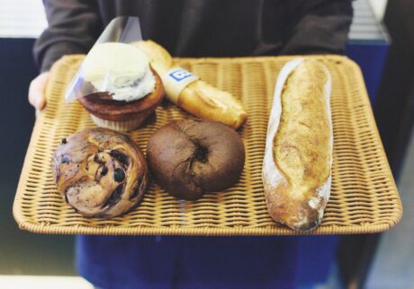 ベーグルやドーナツなど、ニューヨークスタイルで人気の『ブラフベーカリー本店』 (横浜市中区元町2-80-9 モトマチヒルクレスト1F) 。生地に合わせて小麦粉を使い分ける、こだわりのパンが毎日100種類ほどラインナップ。 | ベーグルやドーナツなど、ニューヨークスタイルで人気の『ブラフベーカリー本店』（横浜市中区元町2-80-9 モトマチヒルクレスト1F）。生地に合わせて小麦粉を使い分ける、こだわりのパンが毎日100種類ほどラインナップ。