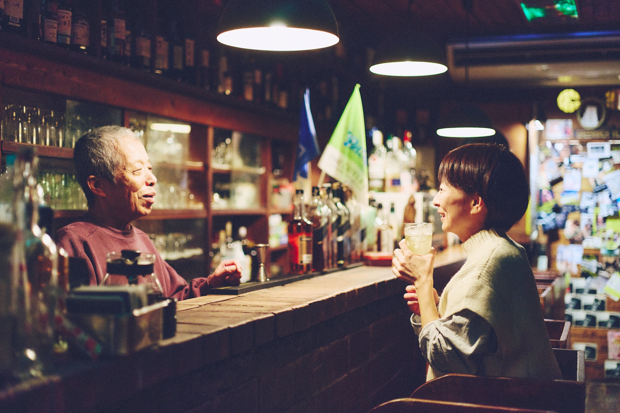 約3500枚のレコードが並ぶジャズ喫茶『ミントンハウス』 (横浜市中区山下町276) は、音楽関連のバーが多い横浜のなかでも老舗。「店主のおいどん (ニックネーム) さんの温かい人柄もあって、ここに来るとホッとします」と佐恵子さん。 | 約3500枚のレコードが並ぶジャズ喫茶『ミントンハウス』（横浜市中区山下町276）は、音楽関連のバーが多い横浜のなかでも老舗。「店主のおいどん（ニックネーム）さんの温かい人柄もあって、ここに来るとホッとします」と佐恵子さん。