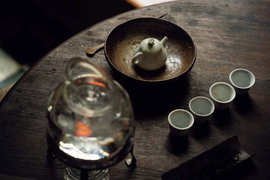 台北を代表する茶芸館『小慢』で味わう、宜蘭産の高山茶と阿里山産の紅茶。 | 柴焼の急須は小曼さんの教え子である陶芸家・美人瑜(メイレンユィ)さんの作品。茶道具は台湾や日本の現代作家の作品や骨董品を組み合わせて使っている。 台北を代表する茶芸館『小慢』で味わう、宜蘭産の高山茶と阿里山産の紅茶。 | 柴焼の急須は小曼さんの教え子である陶芸家・美人瑜(メイレンユィ)さんの作品。茶道具は台湾や日本の現代作家の作品や骨董品を組み合わせて使っている。