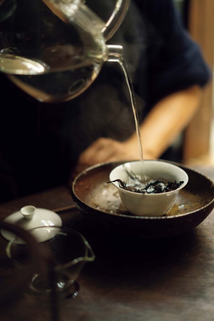 台北を代表する茶芸館『小慢』で味わう、宜蘭産の高山茶と阿里山産の紅茶。 | 阿里山紅茶は蓋付きの湯呑みで。「茶湯がぷるんと見えるのはペクチンがたっぷりと含まれている証拠です」 台北を代表する茶芸館『小慢』で味わう、宜蘭産の高山茶と阿里山産の紅茶。 | 阿里山紅茶は蓋付きの湯呑みで。「茶湯がぷるんと見えるのはペクチンがたっぷりと含まれている証拠です」