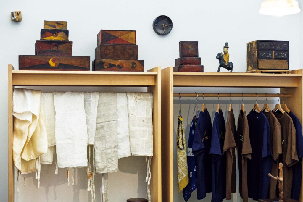 hobak folk art gallery | 朝鮮時代に作られた韓国のパッチワーク布の「ポジャギ」や古道具と一緒に並ぶのは、オリジナルで作ったTシャツ類。壁には現代アートの作品も。古いものと新しいものが軽やかに交差する。 hobak folk art gallery | 朝鮮時代に作られた韓国のパッチワーク布の「ポジャギ」や古道具と一緒に並ぶのは、オリジナルで作ったTシャツ類。壁には現代アートの作品も。古いものと新しいものが軽やかに交差する。