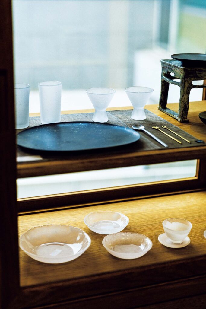 TW L Things We Love | 韓国の工芸ブランド〈multeo〉や〈verrevie〉のガラス、〈Studio FOH〉のカトラリー、キム・アラムの漆の盆が並ぶ。 TW L Things We Love | 韓国の工芸ブランド〈multeo〉や〈verrevie〉のガラス、〈Studio FOH〉のカトラリー、キム・アラムの漆の盆が並ぶ。