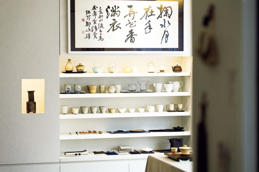 TW L Things We Love | お茶の人気が高く、茶道具コーナーを設けた。陶芸家のソン・セウンをはじめ、韓国で活動する日本人作家、エリ・タカノの作品も。 TW L Things We Love | お茶の人気が高く、茶道具コーナーを設けた。陶芸家のソン・セウンをはじめ、韓国で活動する日本人作家、エリ・タカノの作品も。