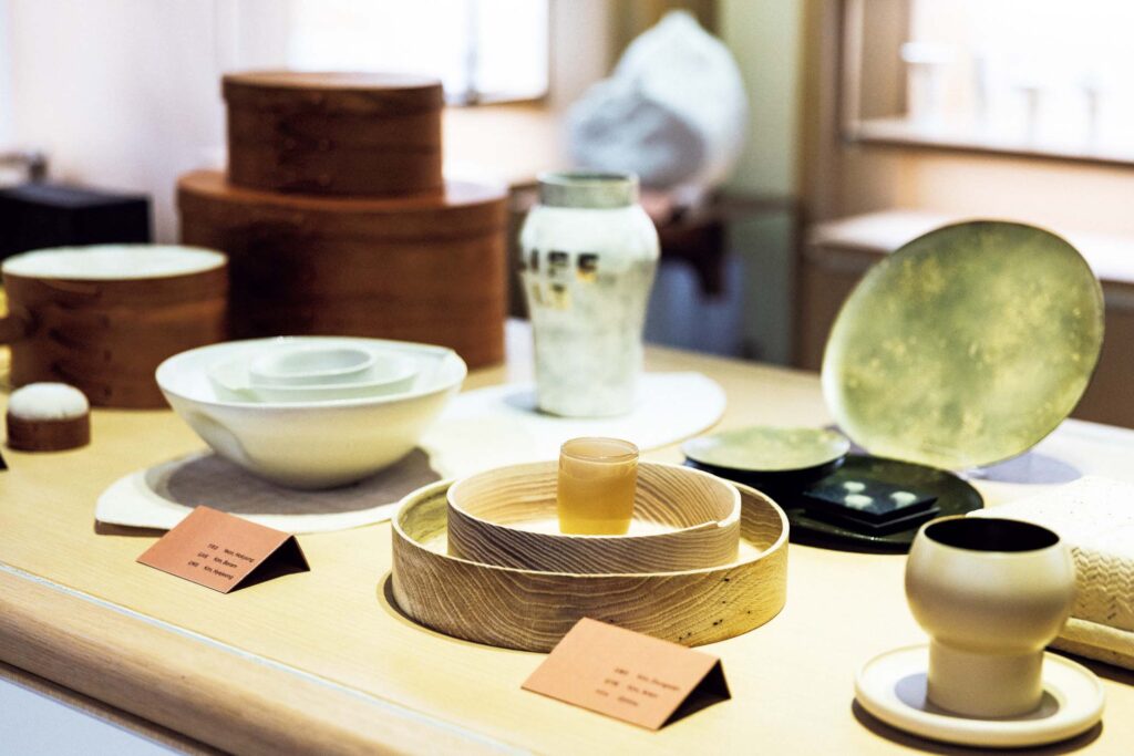 リウムストア | 陶芸家のキム・へジョンの白磁やヨン・ホギョンの壺、木工作家キミヌの木製の盆など、韓国工芸界で注目を集める現代作家の作品が。 リウムストア | 陶芸家のキム・へジョンの白磁やヨン・ホギョンの壺、木工作家キミヌの木製の盆など、韓国工芸界で注目を集める現代作家の作品が。