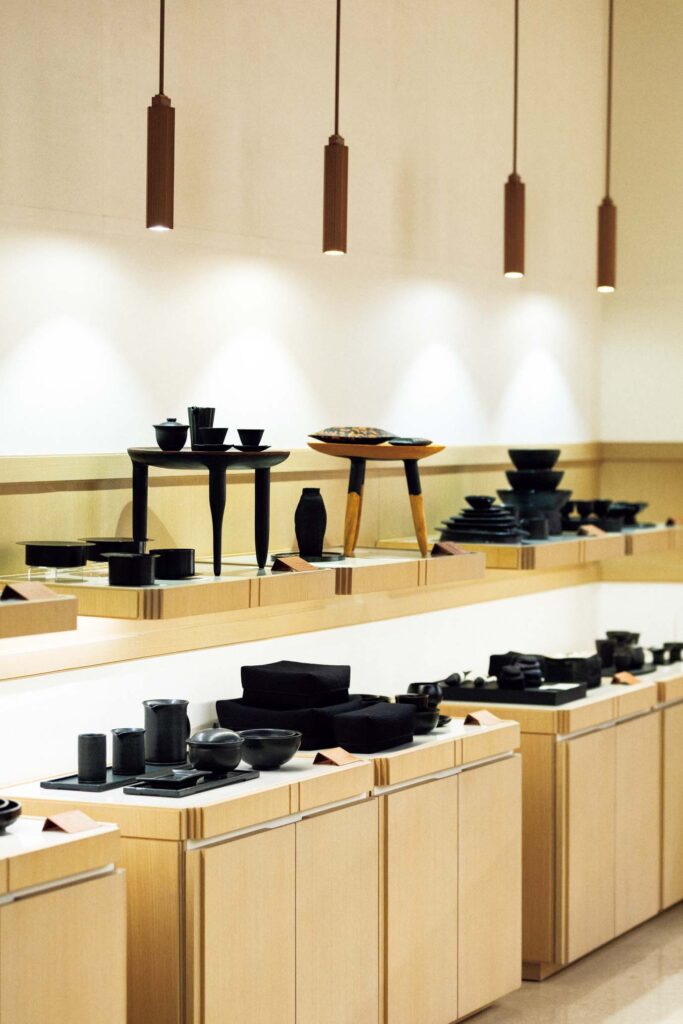 リウムストア | さまざまな素材の黒い作品だけを集めたコーナー。パク・ホングの木工、イ・チェウォンの陶器、キム・ハヤンの金工など。 リウムストア | さまざまな素材の黒い作品だけを集めたコーナー。パク・ホングの木工、イ・チェウォンの陶器、キム・ハヤンの金工など。