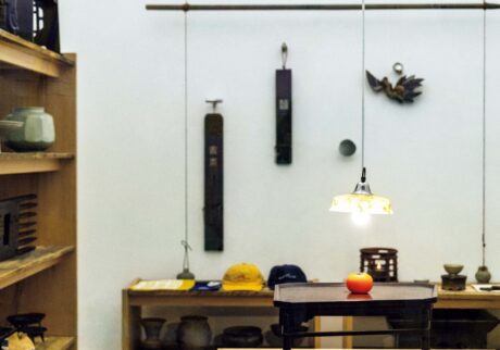 hobak folk art gallery | 韓国の古美術を扱う「踏十里古美術商店街（タプシムニ コミスルサンガ）」に2025年10月にオープン。コンパクトな店内には、数千年から数百年前の古道具をはじめ、現代の工芸作家の作品、現代アートが絶妙なバランスで混ざり合う。