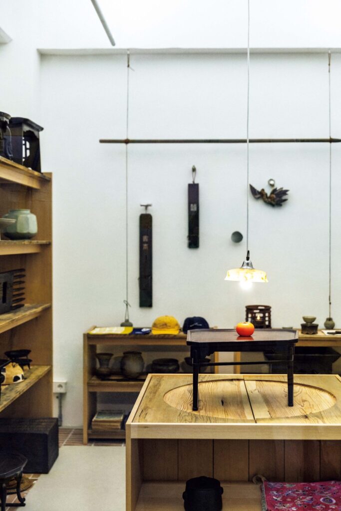 hobak folk art gallery | 韓国の古美術を扱う「踏十里古美術商店街(タプシムニ コミスルサンガ)」に2025年10月にオープン。コンパクトな店内には、数千年から数百年前の古道具をはじめ、現代の工芸作家の作品、現代アートが絶妙なバランスで混ざり合う。 hobak folk art gallery | 韓国の古美術を扱う「踏十里古美術商店街(タプシムニ コミスルサンガ)」に2025年10月にオープン。コンパクトな店内には、数千年から数百年前の古道具をはじめ、現代の工芸作家の作品、現代アートが絶妙なバランスで混ざり合う。