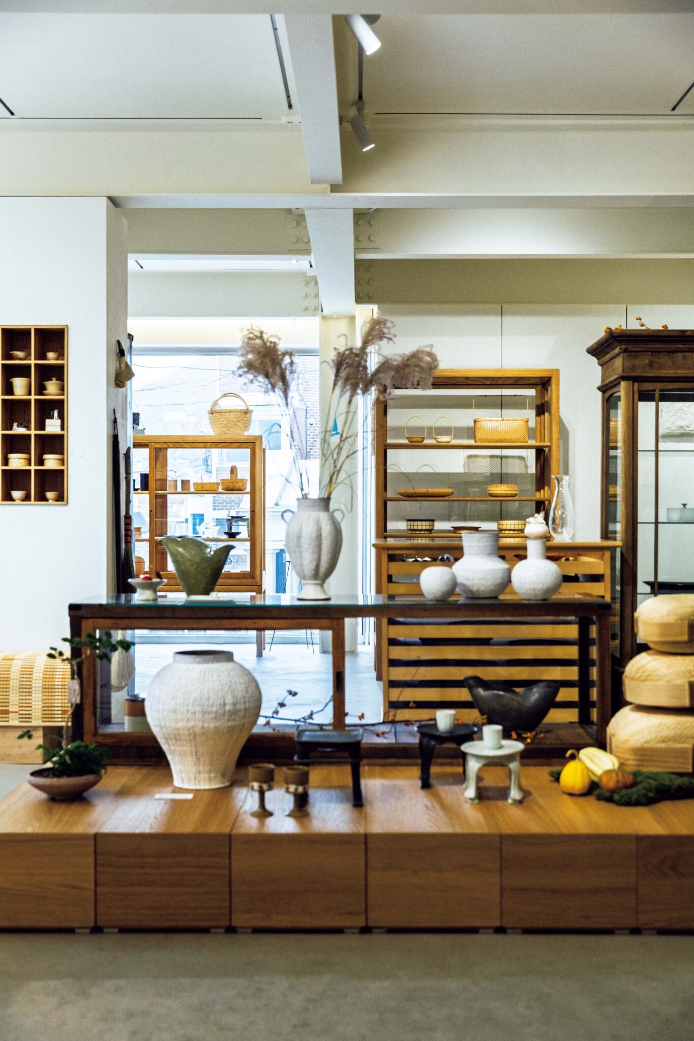 ＴＷ L Things We Love | 4階建てのビル一棟で展開するライフスタイルショップ。各フロアごとにコンセプトを設け、それぞれの世界観を表現する。写真は工芸品を集めた2階。韓国の作家が中心だが、日本人作家もミックス。