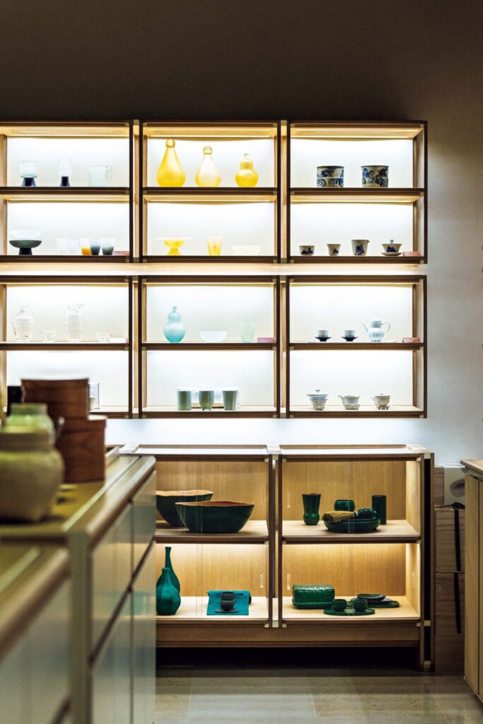 リウムストア | ソウルを代表する美術館のひとつ、リウム美術館にあるショップでは、展覧会関連のグッズだけでなく、陶器、ガラス、漆器、金属、木工など、今知るべき韓国人作家の作品をキュレーションしている。 リウムストア | ソウルを代表する美術館のひとつ、リウム美術館にあるショップでは、展覧会関連のグッズだけでなく、陶器、ガラス、漆器、金属、木工など、今知るべき韓国人作家の作品をキュレーションしている。