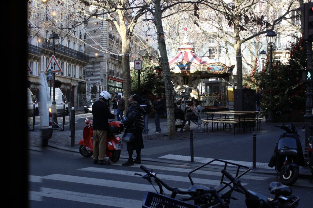 窓越しに見える、常設の小さなメリーゴーランド。人々の往来を眺めて、街の日常を感じるのに格好の場所。緩やかな坂は、モンマルトルの丘へと続く。川村明子 サンドイッチ | 窓越しに見える、常設の小さなメリーゴーランド。人々の往来を眺めて、街の日常を感じるのに格好の場所。緩やかな坂は、モンマルトルの丘へと続く。 窓越しに見える、常設の小さなメリーゴーランド。人々の往来を眺めて、街の日常を感じるのに格好の場所。緩やかな坂は、モンマルトルの丘へと続く。川村明子 サンドイッチ